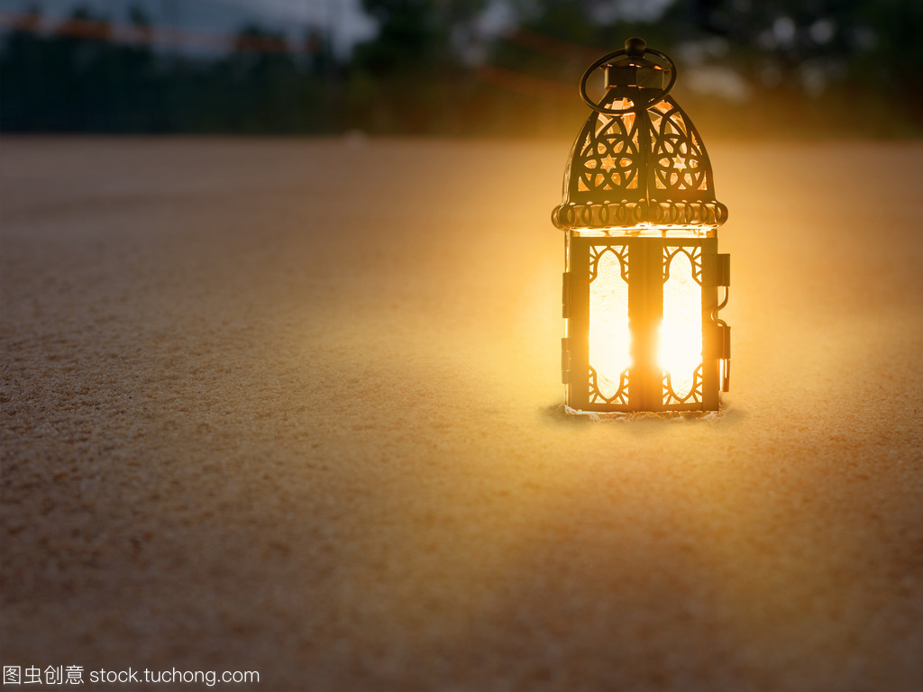 照明用燈照耀著地面起砂游樂(lè)里面點(diǎn)上蠟燭